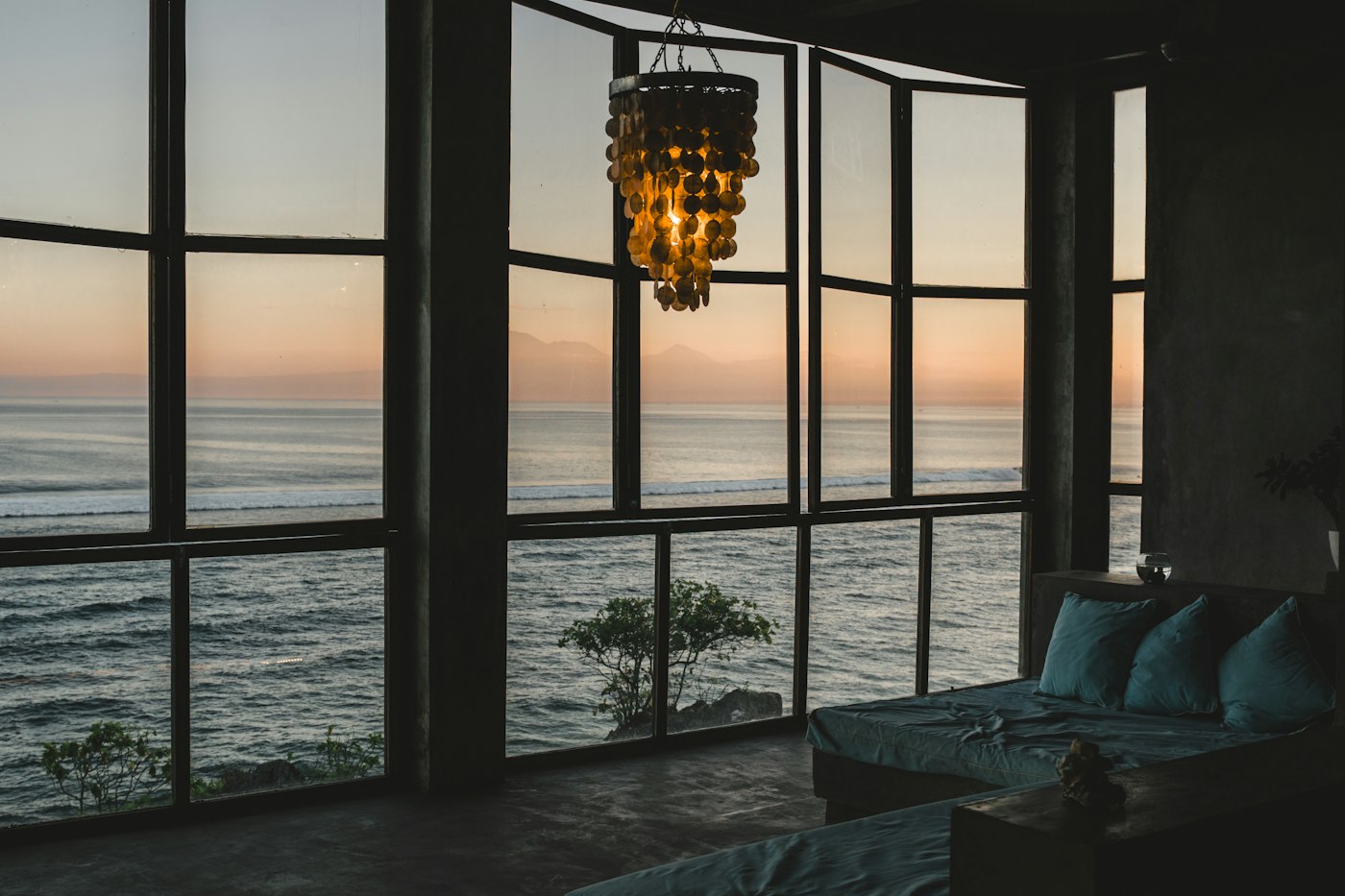 Habitación de hotel boutique con vista al mar al atardecer